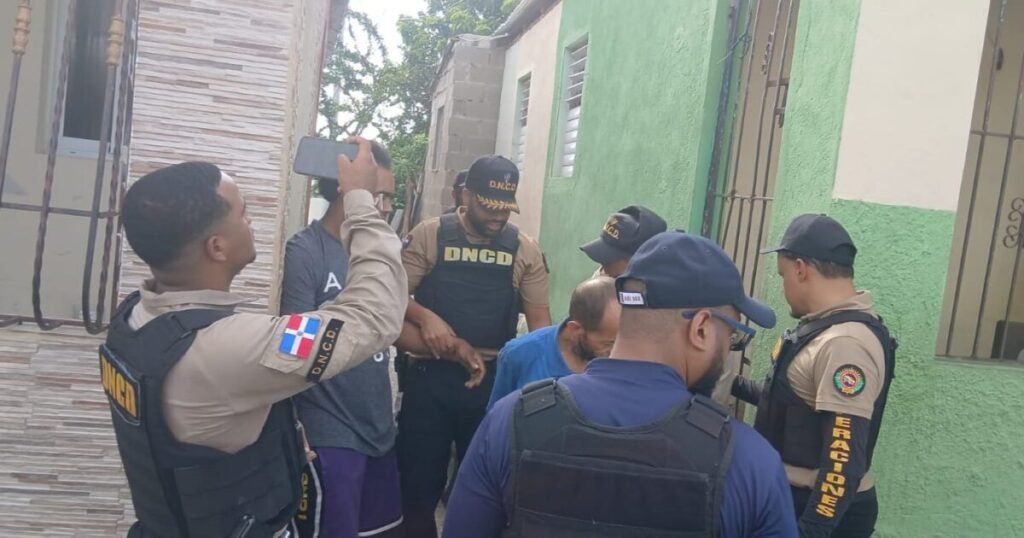 Cuatro allanamientos, nueve arrestos y un prófugo exponen la presión del microtráfico en Nagua y Cabrera