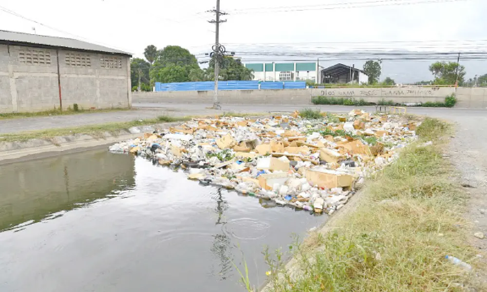 Averías y salida de acueductos vuelven a golpear el agua en Santiago