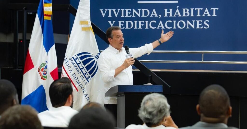 MIVHED exhibe plataforma para permisos mientras admite que más de 160 instituciones siguen trabando la construcción