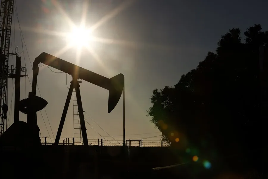 El crudo repunta a 83.53 dólares entre dudas sobre la estrategia de EE.UU. con Irán