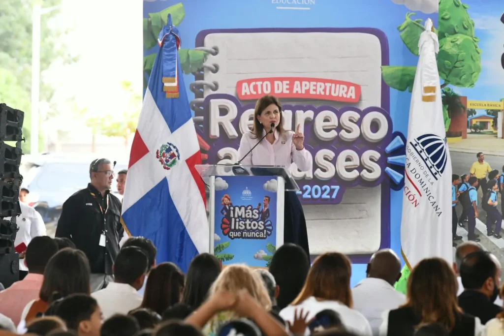 Peña inaugura el año escolar en Santiago en medio de quejas por escuelas sin docencia