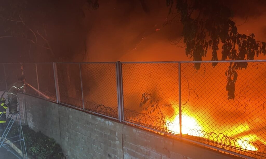 Bomberos controlan fuego en un solar de La Herradura sin que alcance una envasadora de GLP