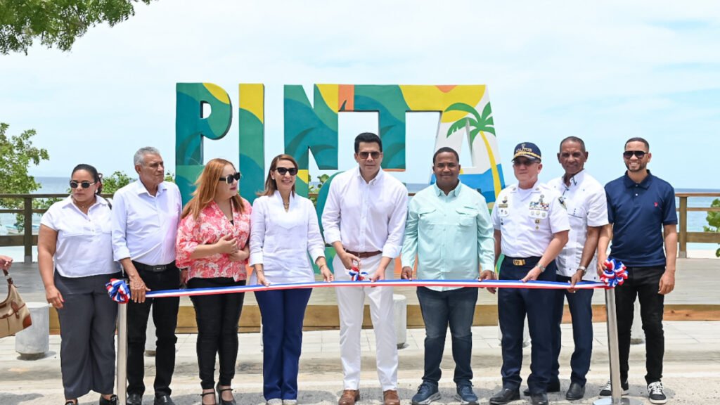 Collado inaugura parador fotográfico en Punta Rucia y vuelve a centrar la gestión turística en obras de imagen