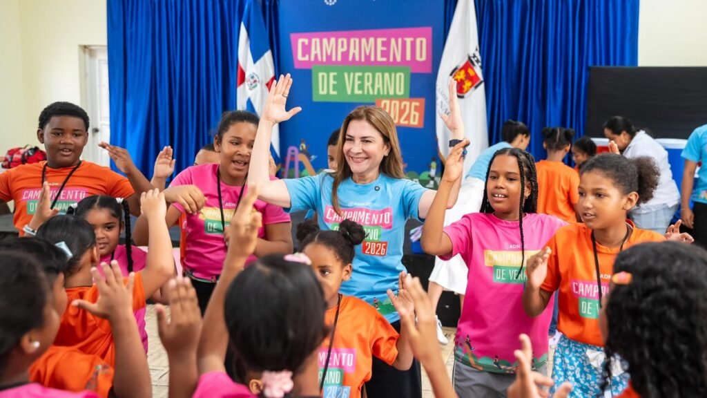 Carolina Mejía comparte con niños en campamento del Distrito Nacional y se reabre el debate sobre la gestión municipal