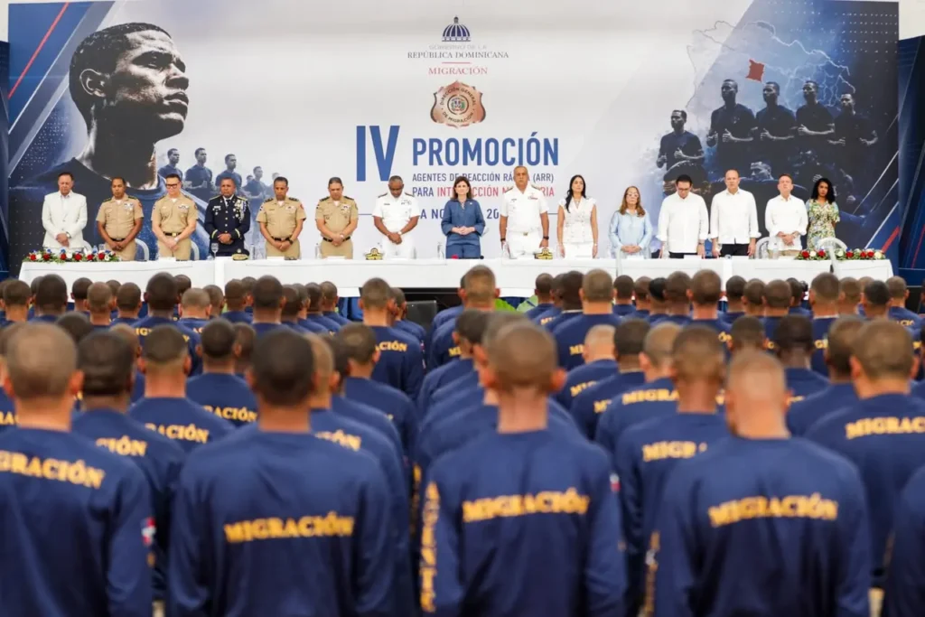 Peña preside en Santiago dos graduaciones oficiales y el Gobierno exhibe gestión social y migratoria