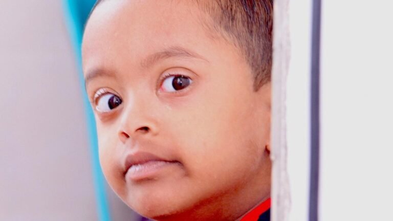 Miles de familias quedan a la espera de atención para niños neurodivergentes