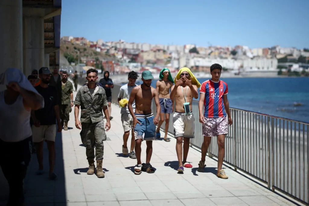 Ceuta mantiene a miles de migrantes en la calle y agranda la distancia entre las cifras oficiales y lo que se ve en la ciudad