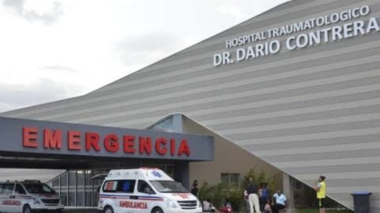 Hombre que auxilió tras accidente sigue grave mientras la versión policial deja preguntas abiertas en Santo Domingo Este