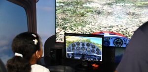 El IDAC lleva un simulador a la Feria del Libro mientras insiste en captar personal para la aviación
