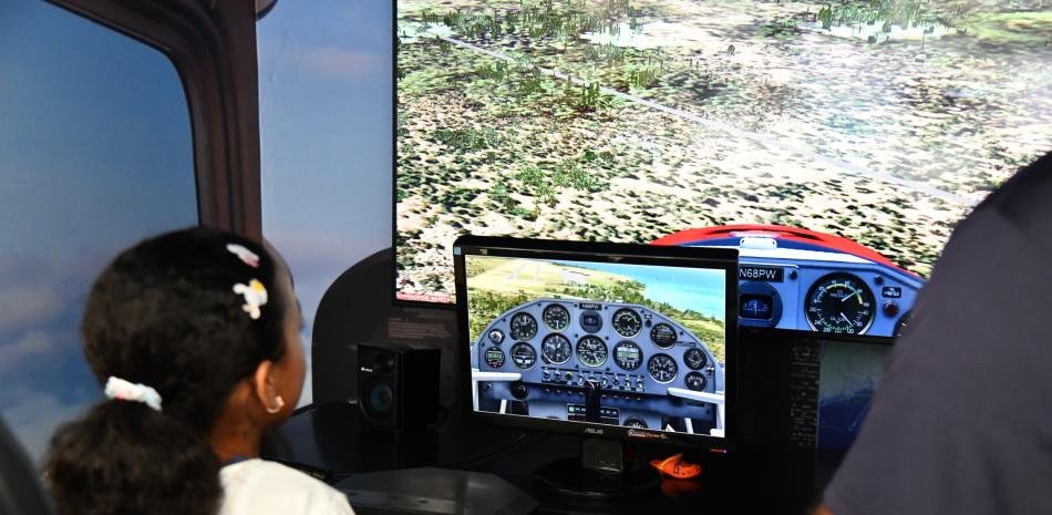El IDAC lleva un simulador a la Feria del Libro mientras insiste en captar personal para la aviación
