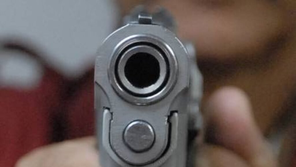 Muere una menor de 14 años tras un disparo atribuido a su pareja, un raso policial