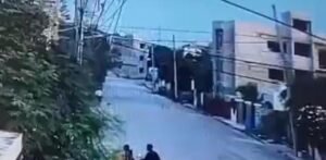 Detienen a dos hombres por asaltar a una pareja de envejecientes en La Romana y recuperan celular y moto