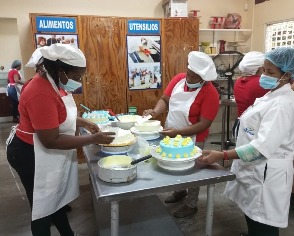 Piden a Abinader y a De Camps intervenir por el cierre parcial de un centro de capacitación en Santo Domingo Este