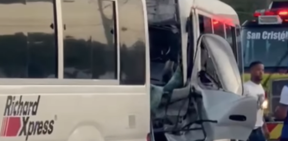 Dos autobuses de Richard Express chocan en la 6 de Noviembre y paralizan el paso hacia Baní