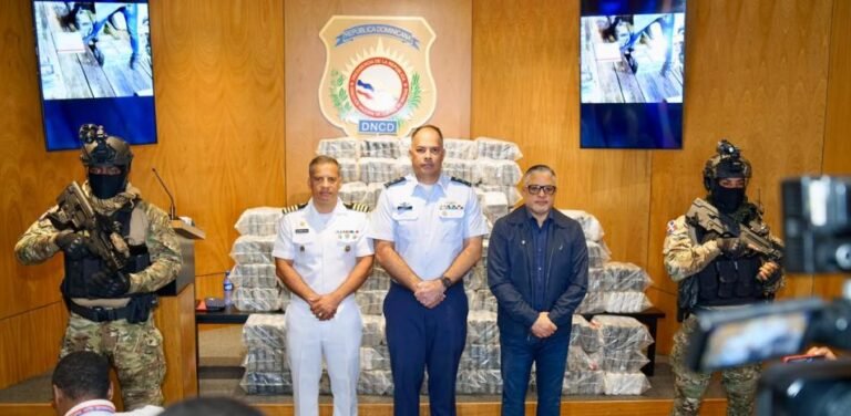 Decomisan 595 paquetes de cocaína en Peravia y arrestan a tres extranjeros en un operativo con apoyo de la DEA