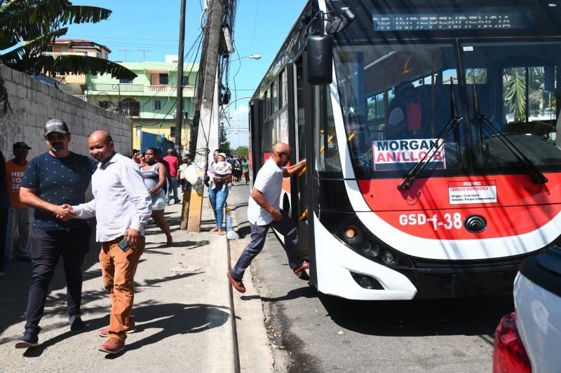 Retrasos de hasta una hora exponen fallas en corredores de Independencia y Núñez de Cáceres