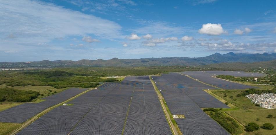 Senado avala ley para exigir energías renovables en obras públicas