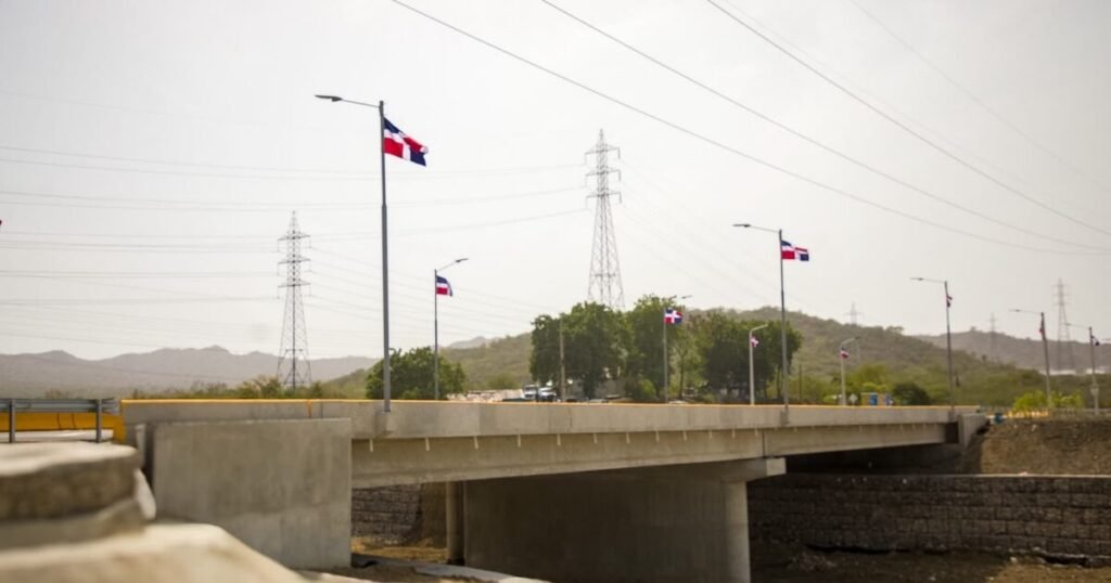 Abinader inaugura puente y asfaltado en Matanzas en medio de la presión por exhibir resultados de gestión