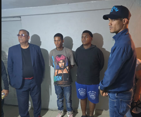 Dos jóvenes quedan bajo custodia por robo de motocicleta en Los Alcarrizos; el caso mantiene la presión sobre la seguridad