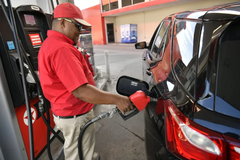 Congelamiento de combustibles vuelve a depender de subsidios millonarios del Gobierno