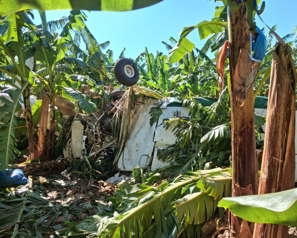 Piloto resulta herido al caer una avioneta de fumigación en Montecristi y persisten dudas sobre el accidente