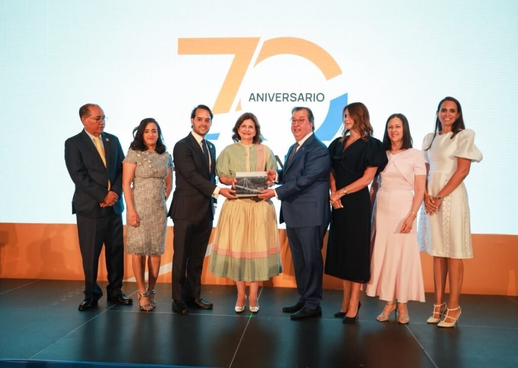 Raquel Peña vuelve a defender la gestión con cifras del sector construcción en acto empresarial en Santiago