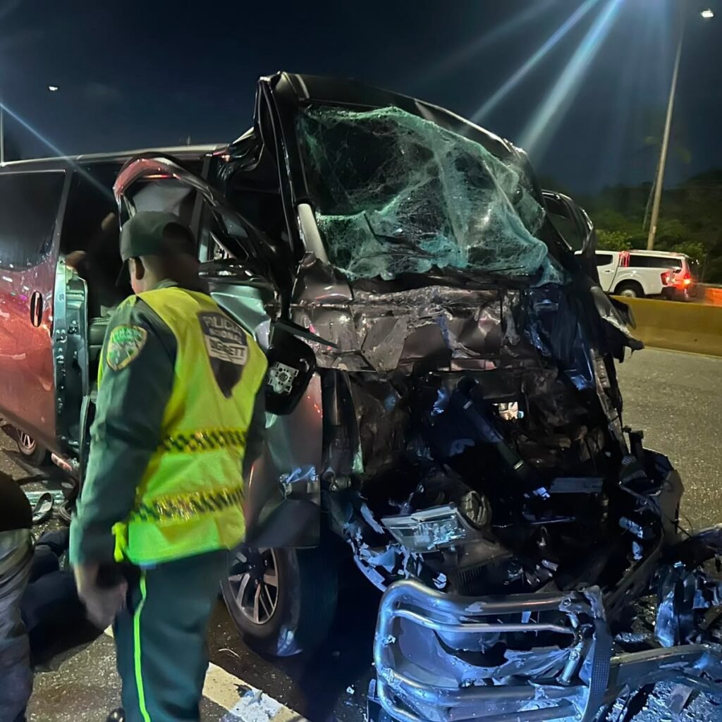 Cuatro heridos en choque de un minibús y una patana en Las Américas
