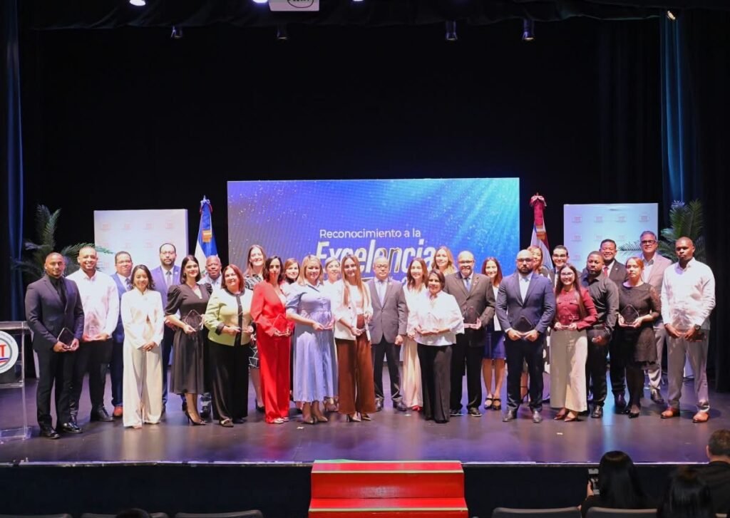 TC reconoce a 27 servidores y vuelve a destacar el peso del personal en la vida institucional