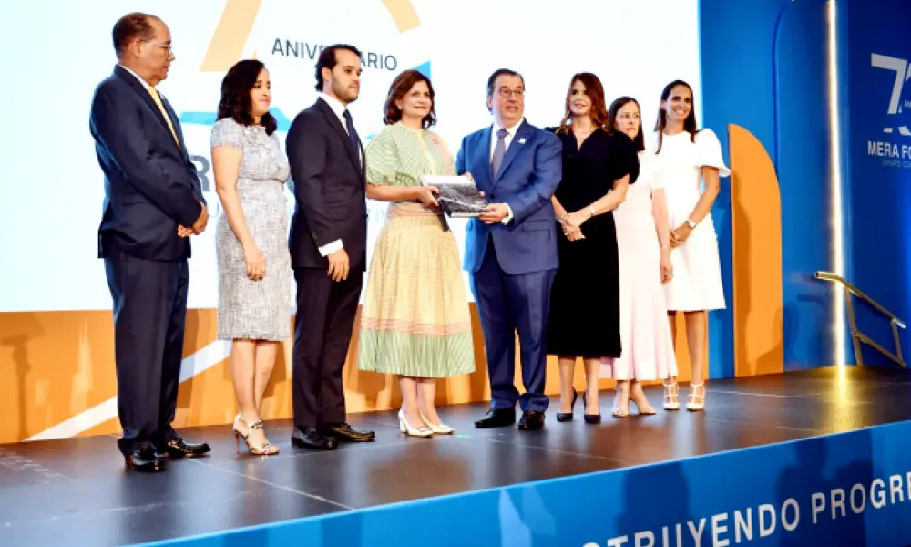 Peña respalda en Santiago la promesa oficial de más auge para la construcción