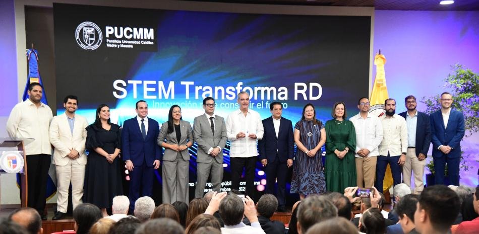 PUCMM estrena su primer microchip universitario y Abinader lo enlaza con la apuesta oficial por semiconductores