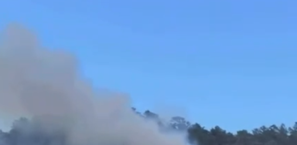 Incendio forestal en Cañada Seca mantiene en vilo a Constanza